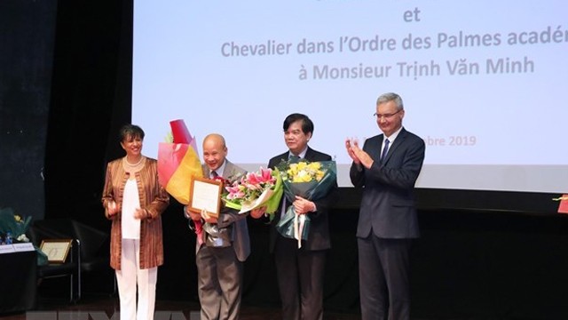 法语国际院院长吴自立和河内国家大学下属的教育大学高级讲师郑文明荣获法国骑士勋章。