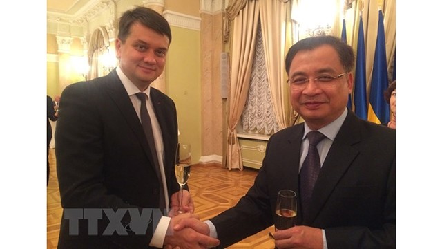 乌克兰议会议长德米特罗·拉祖姆科夫和阮英俊大使。（图片来源：越通社）
