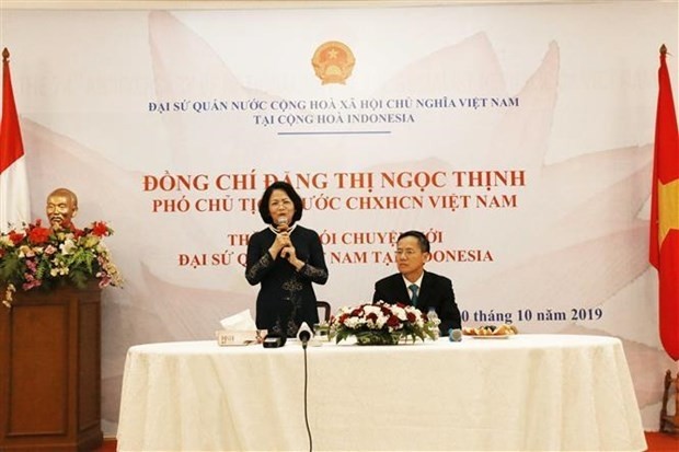 越南国家副主席邓氏玉盛探访越南驻印度尼西亚大使馆