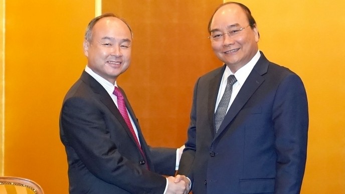 阮春福总理和孙正义总裁。（图片来源：国际报）