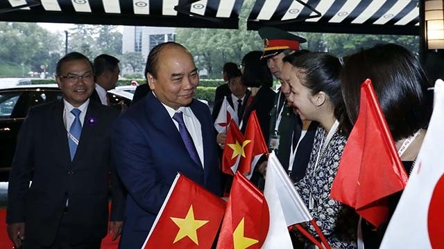 越南驻日本大使馆干部职员在机场迎接阮春福总理。（图片来源：VGP）