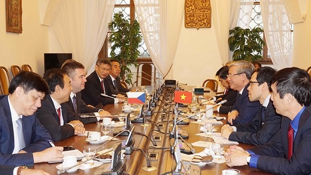 陈国旺先生会见捷克社会民主党主席、捷克第一副总理兼内务部部长扬·哈马切克。（图片来源：越通社）