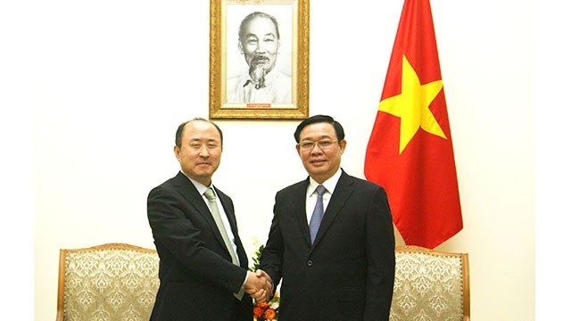 越南政府副总理王廷惠会见韩国外交部次官。（图片来源：越通社）