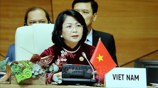 越南国家副主席邓氏玉盛在峰会上发表重要演讲。（图片来源：越通社）