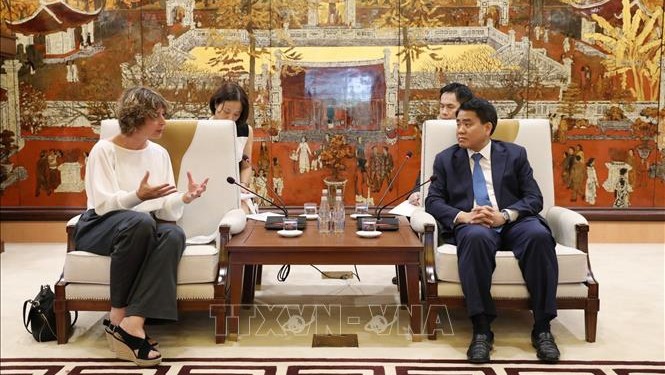 河内市人民委员会主席阮德钟会见荷兰驻越南特命全权大使埃尔斯贝特•阿克曼。（图片来源：越通社）