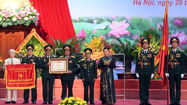 国会主席阮氏金银给越南援助老挝志愿军和专家力量颁发“人民武装力量英雄”称号。（维灵 摄）