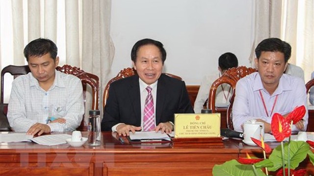 后江省人民委员会主席黎进洲在会见中发言。