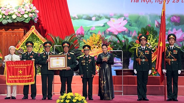 越南人民武装力量英雄称号授予仪式。（图片来源：维灵 摄）