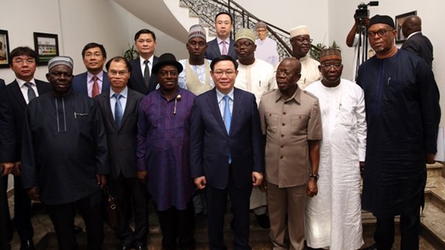 王廷惠副总理一行同尼日利亚全体进步大会党主席亚当斯·奥希奥姆霍尔一行合影。