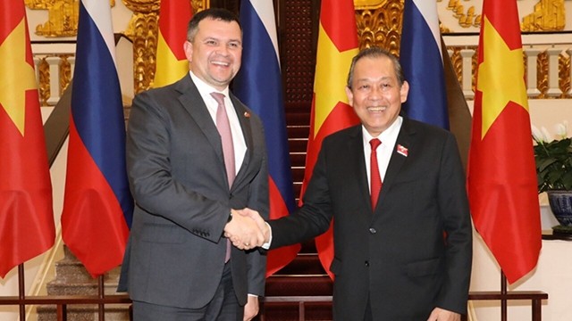 越南政府副总理张和平（右）会见俄罗斯联邦政府副总理马克西姆•阿基莫夫。（图片来源：越通社）