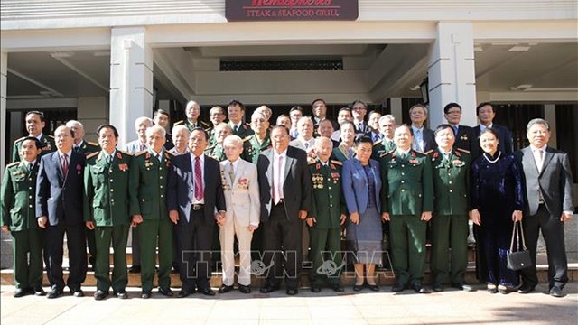 国家主席本扬·沃拉吉同前援老越南志愿军和专家代表团合影。
