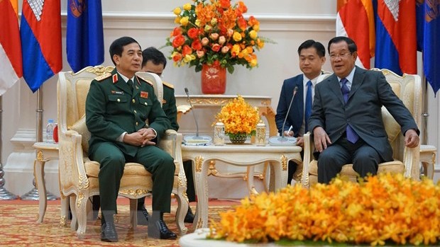 潘文江上将礼节性拜访柬埔寨首相洪森。