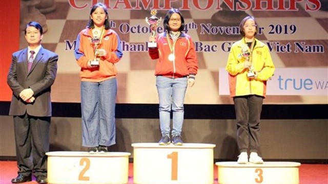 组委会在女子快棋个人赛颁发奖项。（图片来源：越通社）