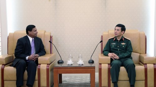 越南国防部副部长潘文江会见斯里兰卡驻越南大使。