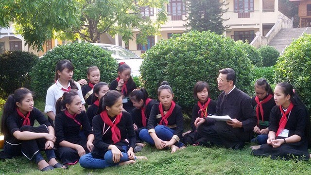 人民艺人刘春莱向学生们传授天曲和丁琴艺术。