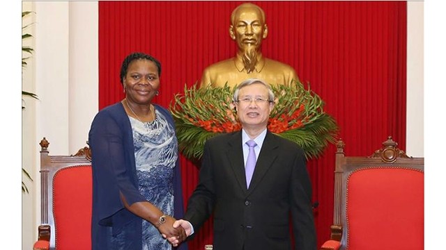 陈国旺同志会见莫桑比克新闻办公室主任。（图片来源：越通社）