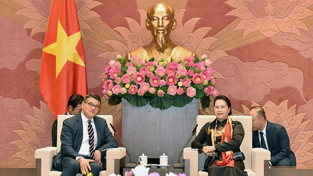 越南国会主席阮氏金银会见德国黑森州议会议长。（图片来源： 维灵 摄）