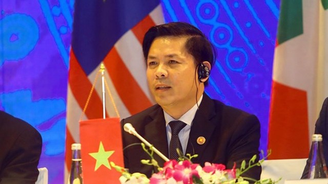 越南交通运输部部长阮文体在新闻发布会上发言。
