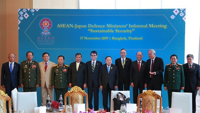 盟国防部长与日本防卫大臣合影。（图片来源：VOV）