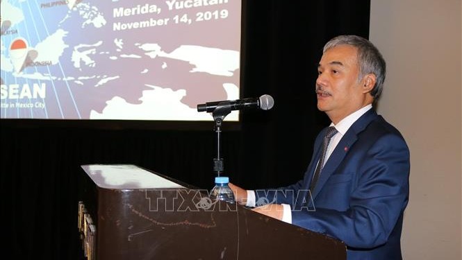 越南驻墨西哥大使阮淮阳发表讲话。