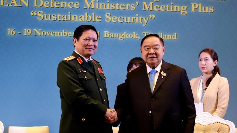 吴春历大将会见泰国副总理巴威•翁素万。