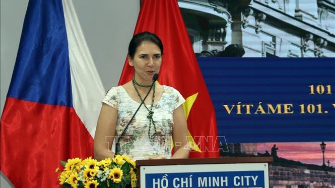 捷克驻越南大使馆代表达娜·埃尔托莫娃发表讲话。