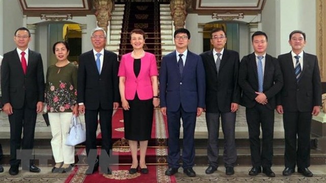 胡志明市人民委员会副主席武文欢和李马林副省长一行合影。
