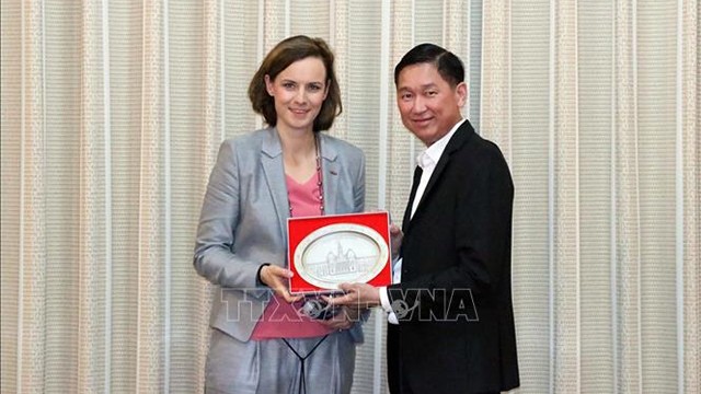 越南胡志明市人委会会见奥地利联邦商会副秘书长。（图片来源：越通社）