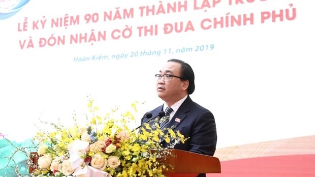 越共中央政治局委员、河内市市委书记黄忠海在纪念典礼上发表讲话。（图片来源：越通社）