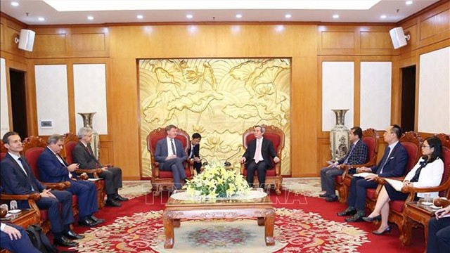 越共中央经济部部长阮文平会见法国道达尔石油公司副总裁菲利普·奥利维尔。