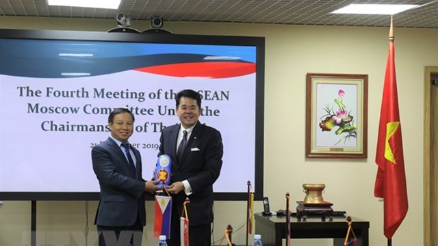 越南驻俄罗斯大使吴德孟从泰国驻俄罗斯大使塔纳提接管东盟驻俄罗斯委员会轮值主席一职。（图片来源：越通社）