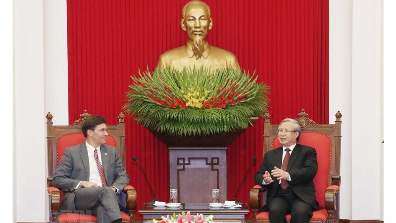 越共中央书记处常务书记陈国旺会见美国国防部长马克·埃斯珀。（图片来源：越通社）