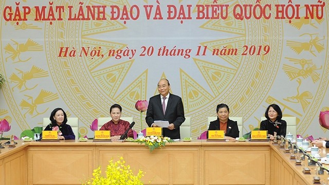 越南政府总理阮春福同各位女性领导和国会代表举行会晤。（陈海 摄）