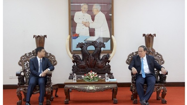 安江省人委会主席阮青平与柬埔寨驻胡志明市总领事索科·达雷斯。（图片来源：越通社）