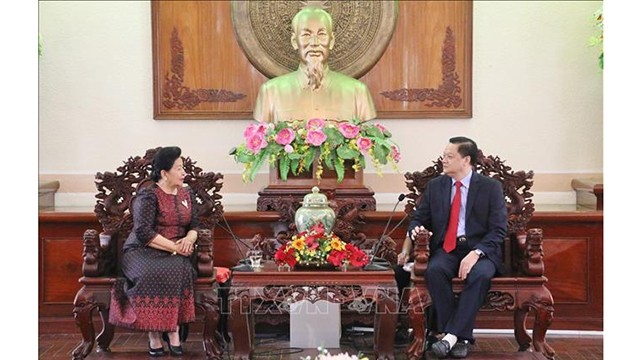 芹苴市人委会副主席杨晋显会见柬埔寨文化艺术部国务秘书蒙可索妮。（图片来源：越通社）