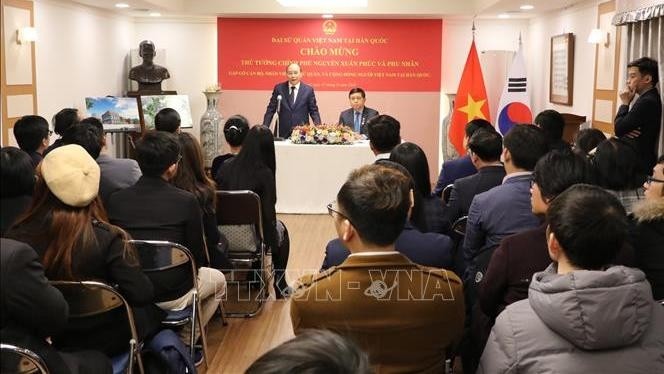 阮春福总理会见越南驻韩国大使馆代表。（图片来源：越通社）