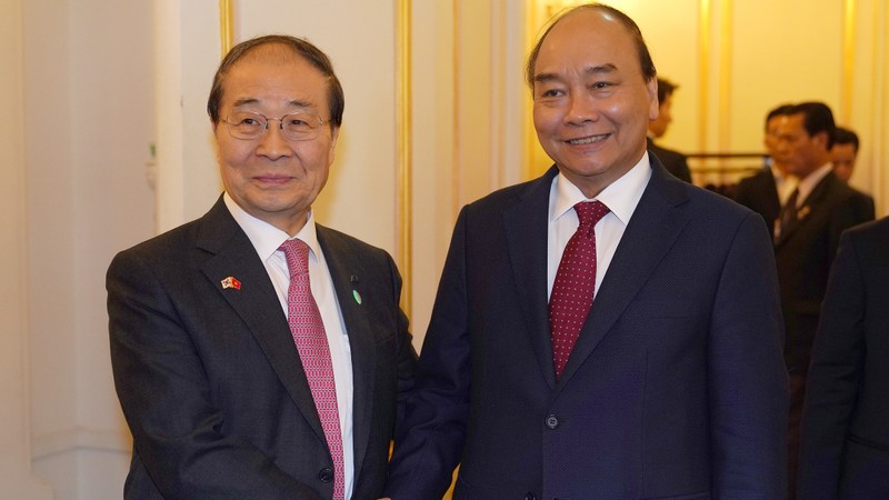 阮春福总理和韩越友好协会主席崔英珠。（图片来源：大团结报）