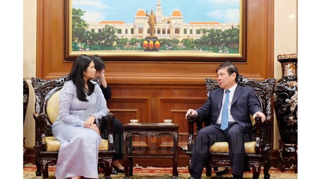 胡志明市人民委员会主席阮成峰会见马来西亚驻胡志明市新任总领事。