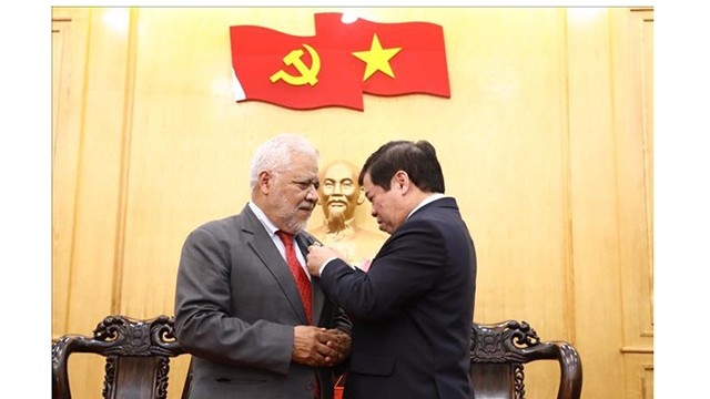 胡志明国家政治学院副院长阮曰草副教授向委内瑞拉驻越南大使豪尔赫•隆东•乌斯卡特吉授予纪念章。