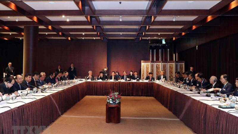 阮春福总理出席与韩国企业的座谈会。