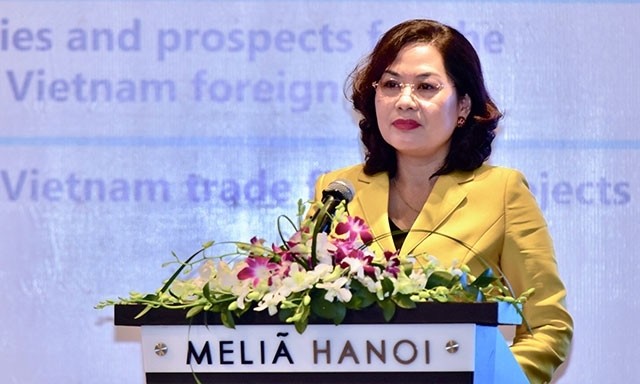 越南国家银行副行长阮氏红在论坛上致词。（图片来源：人民报网）