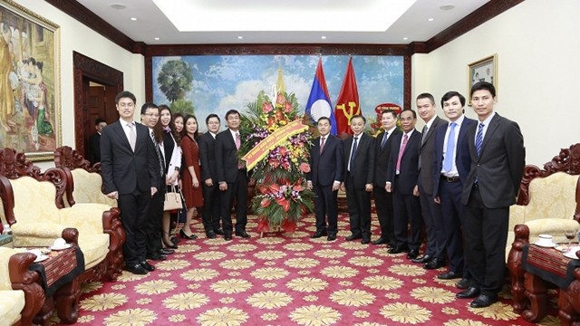 越南外交部副部长阮明武与老挝驻越南大使馆代表合影。（图片来源：越南世界报）