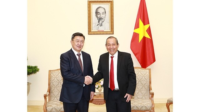 越南政府常务副总理张和平会见蒙古国防部部长。（图片来源：VGP）