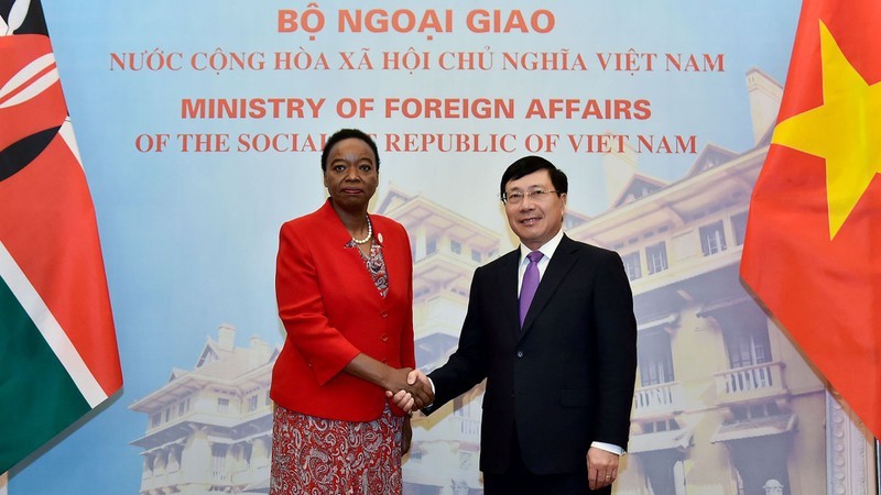 越南政府副总理兼外交部长范平明和肯尼亚外交部长莫妮卡·朱马。（图片来源：VOV）