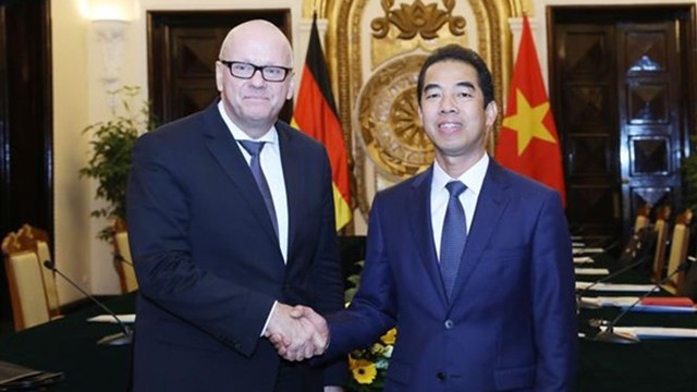越南外交部副部长苏英勇与德国外交部国务秘书米夏埃利斯。（图片来源：越通社）