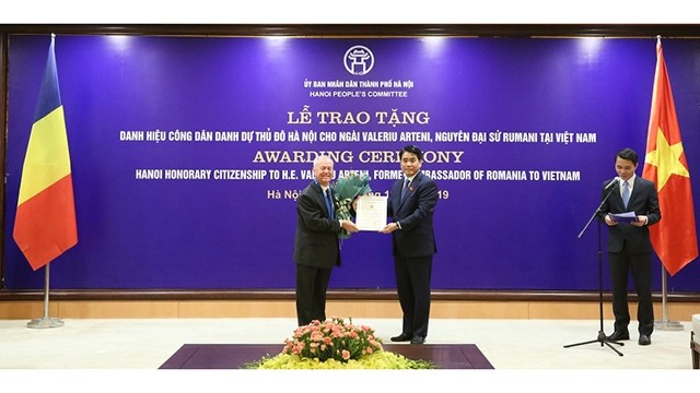 河内向罗马尼亚前驻越南大使授予首都河内名誉公民称号。