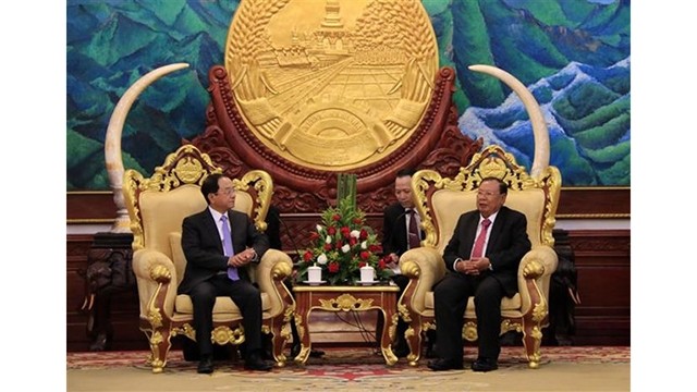老挝国家主席本扬·沃拉吉会见越南国家主席办公厅主任陶越忠。（图片来源：越通社）