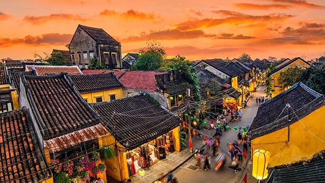 附图：越南会安古街。
