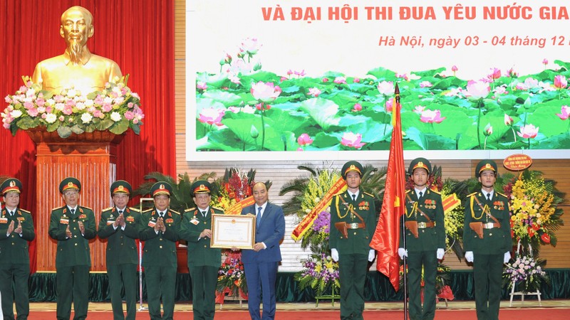 阮春福总理代表党和政府向越南老战士协会授予一等劳动勋章。（陈海 摄）