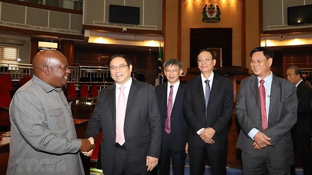 范明正同志会见国民议会议长乔布·尤斯蒂诺·恩杜加伊。（图片来源：越通社）